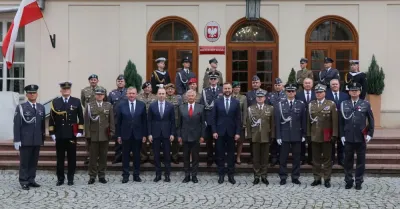 Szef MON wręczył oficerom WP decyzje o wyznaczeniu ich na nowe stanowiska; szefem wojsk dronowych gen. Witold Bartoszek
